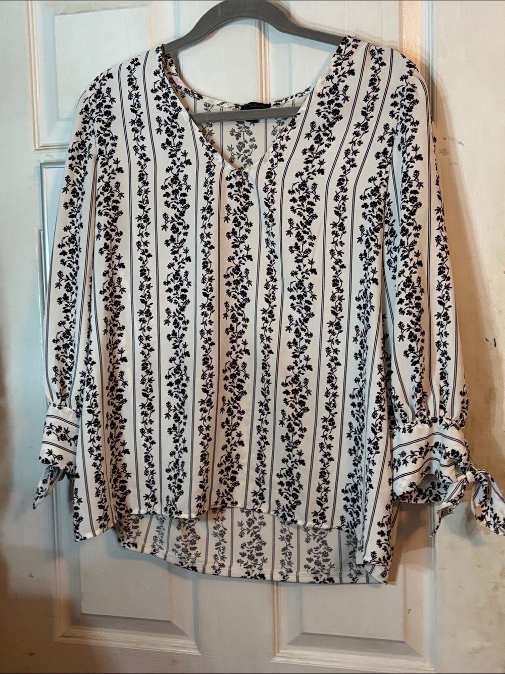 Ann Taylor White Blouse with Black Floral Stripe Size Large
